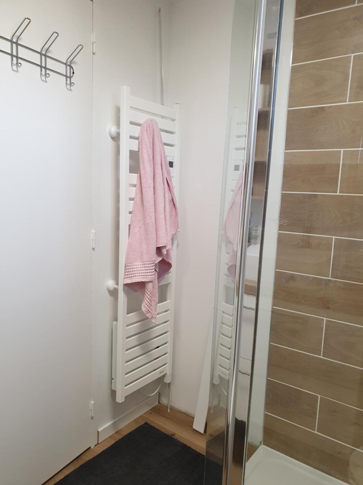 Chambre Privee Dans Petite Maison Typique มองติวิลิเยร์ ภายนอก รูปภาพ